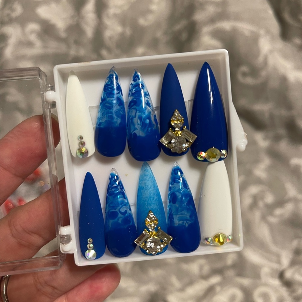 Press on nails